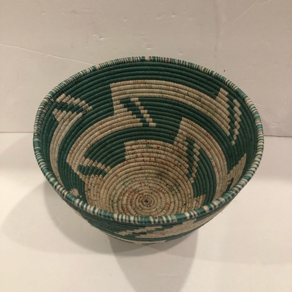 Hand woven basket/planter - Picture 2 of 7